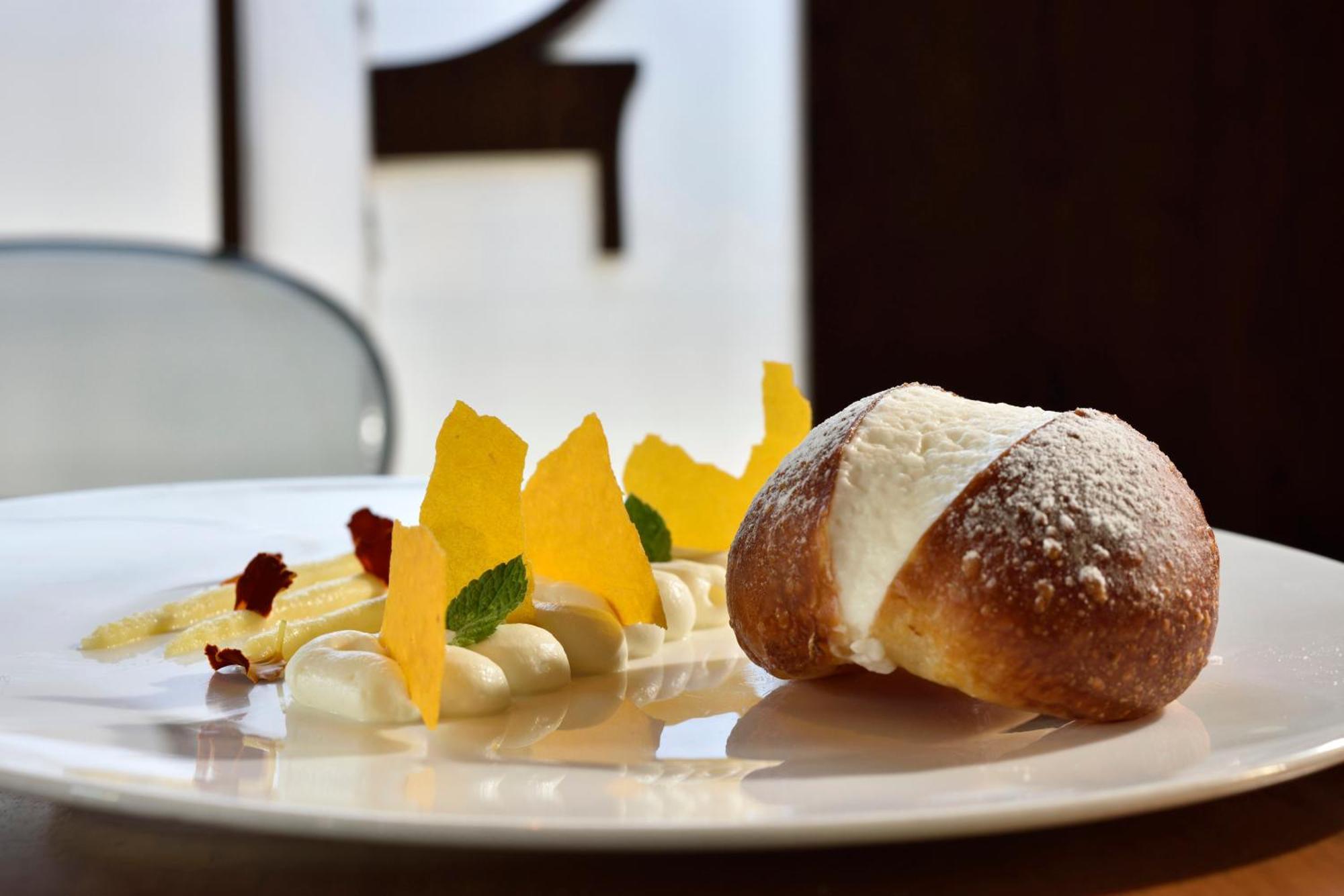 팔라초 몬테마르티니 롬, 어 래디슨 컬렉션 호텔 로마 외부 사진 A typical Easter dessert