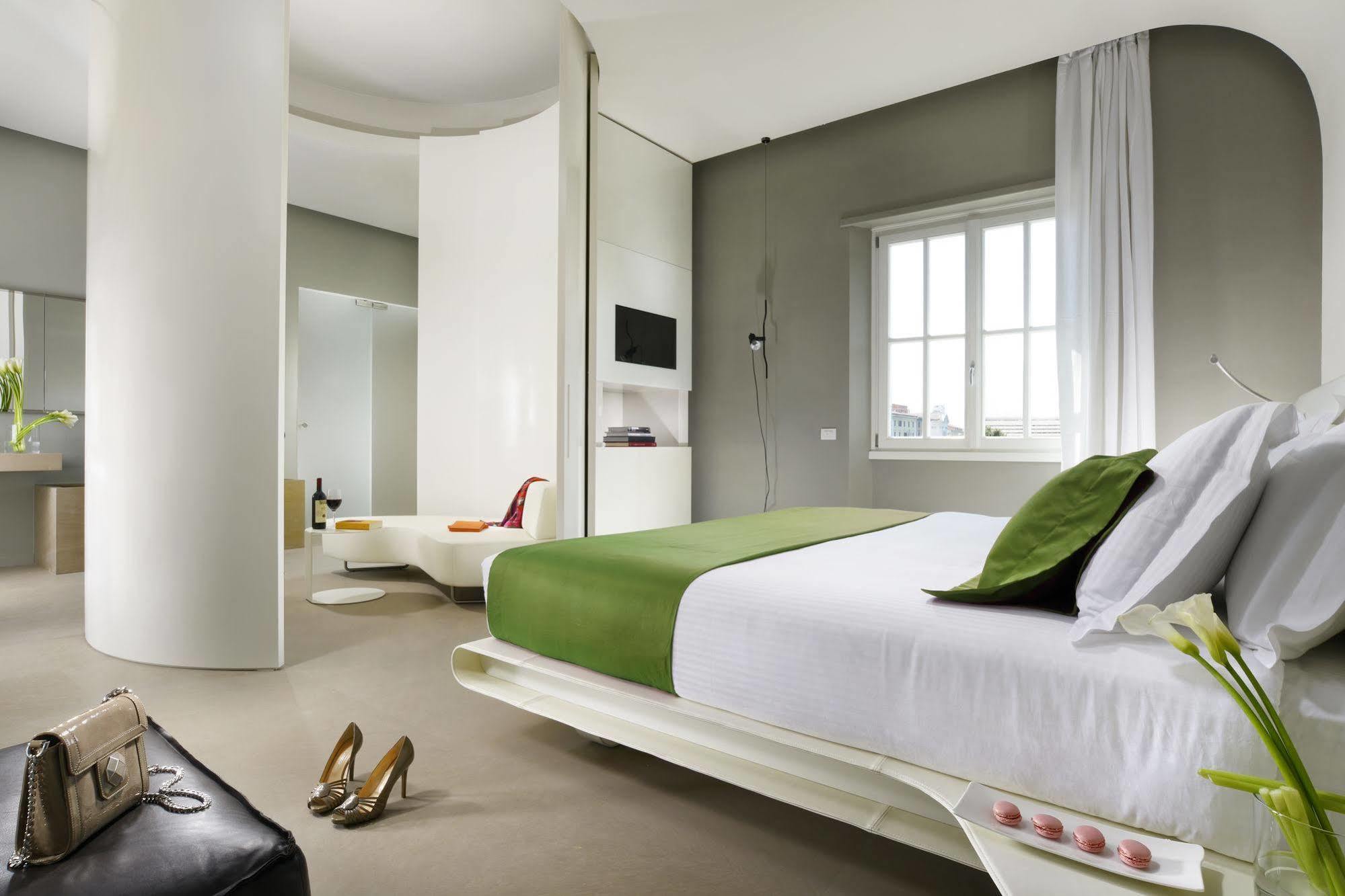 팔라초 몬테마르티니 롬, 어 래디슨 컬렉션 호텔 로마 외부 사진 A bedroom at the hotel